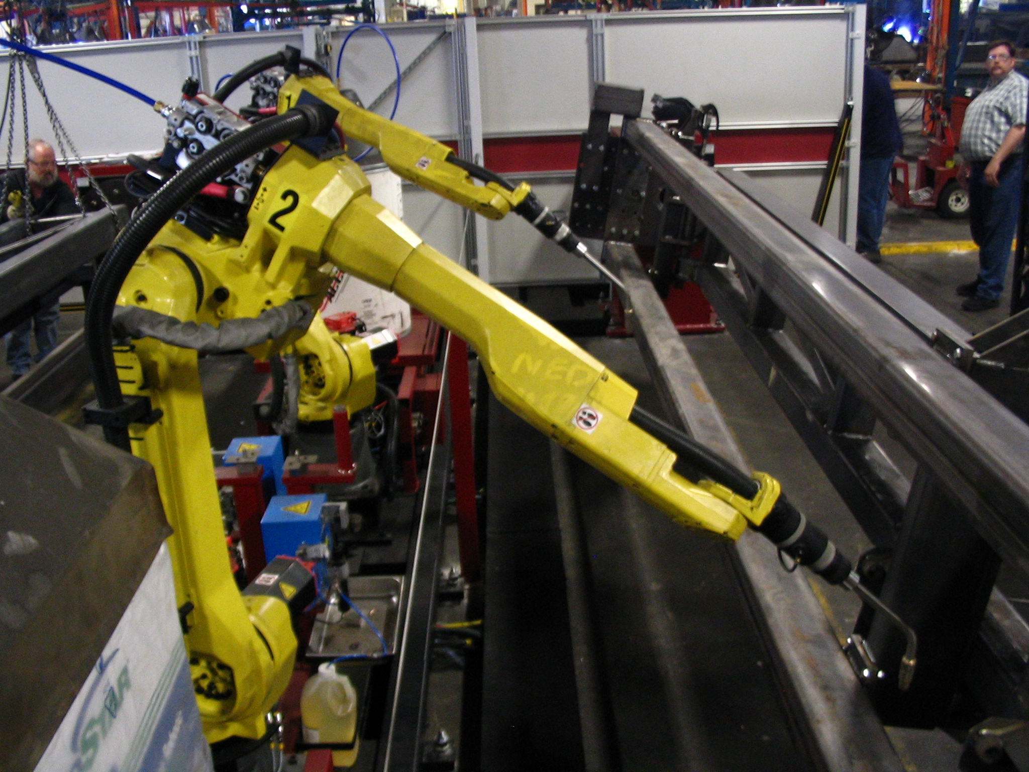 Brazos robóticos trabajan en una línea industrial