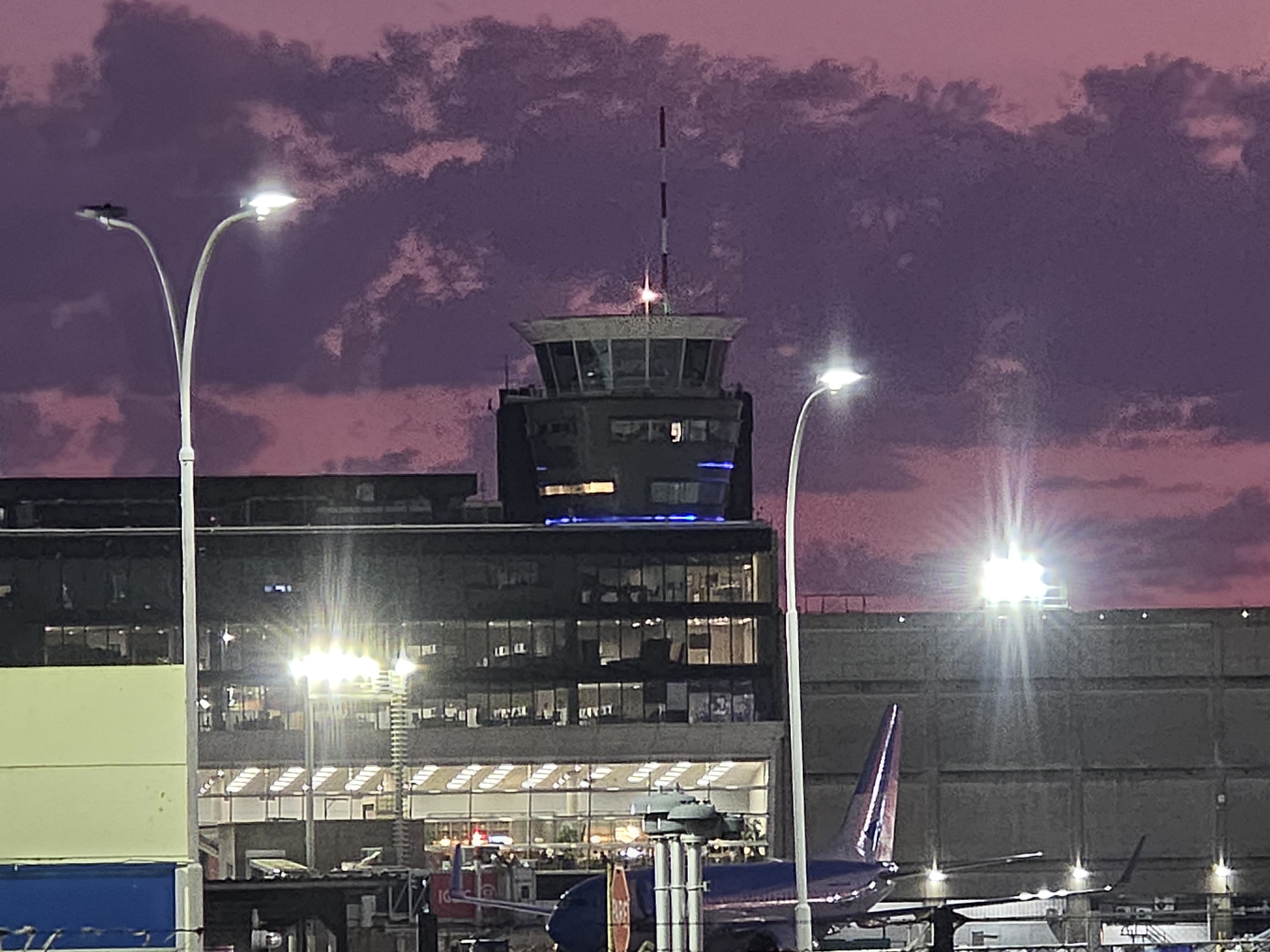 Torre de control de Aeroparque al amanecer