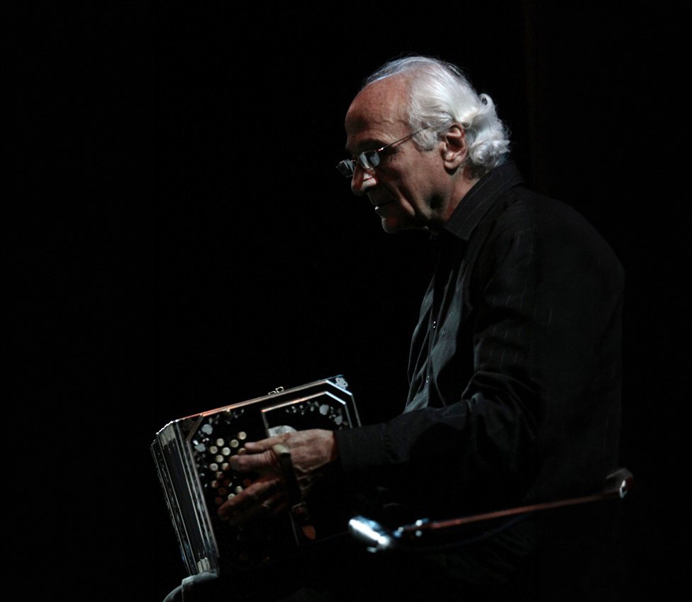 Néstor Marconi durante una presentación de tango