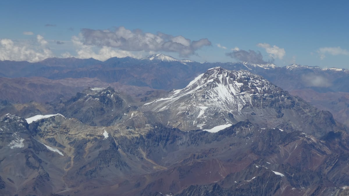Aconcagua cubierto de nieve visto desde el aire
