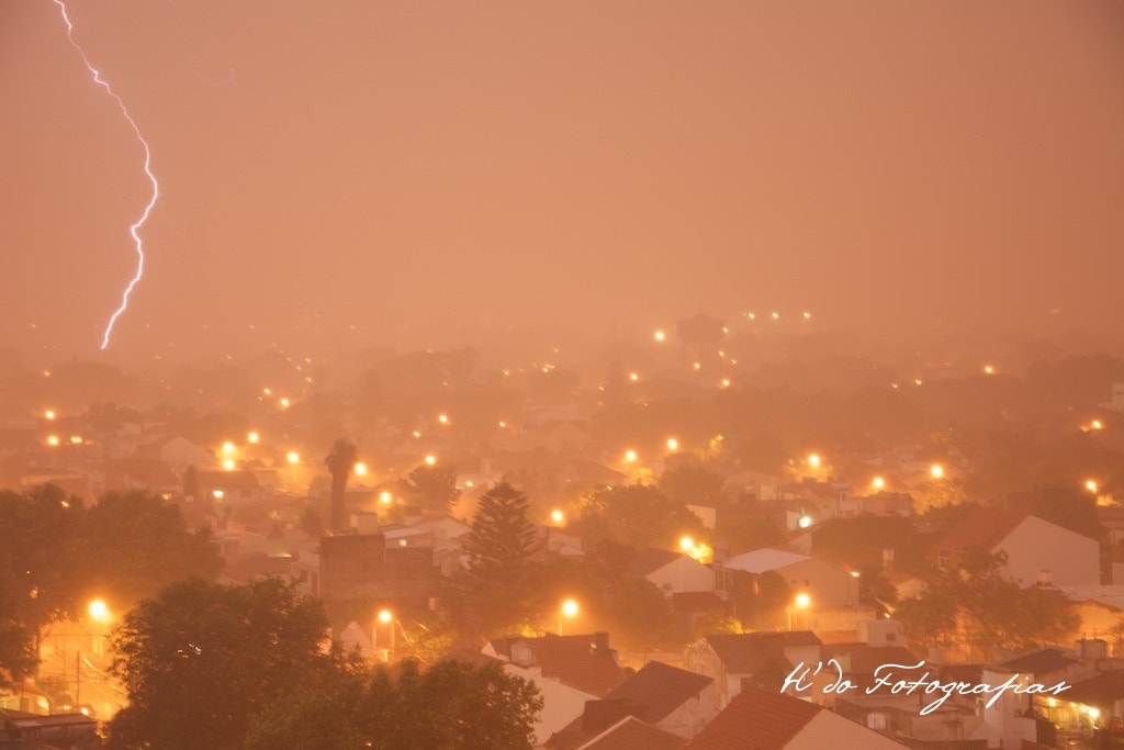 Relámpago durante una tormenta nocturna