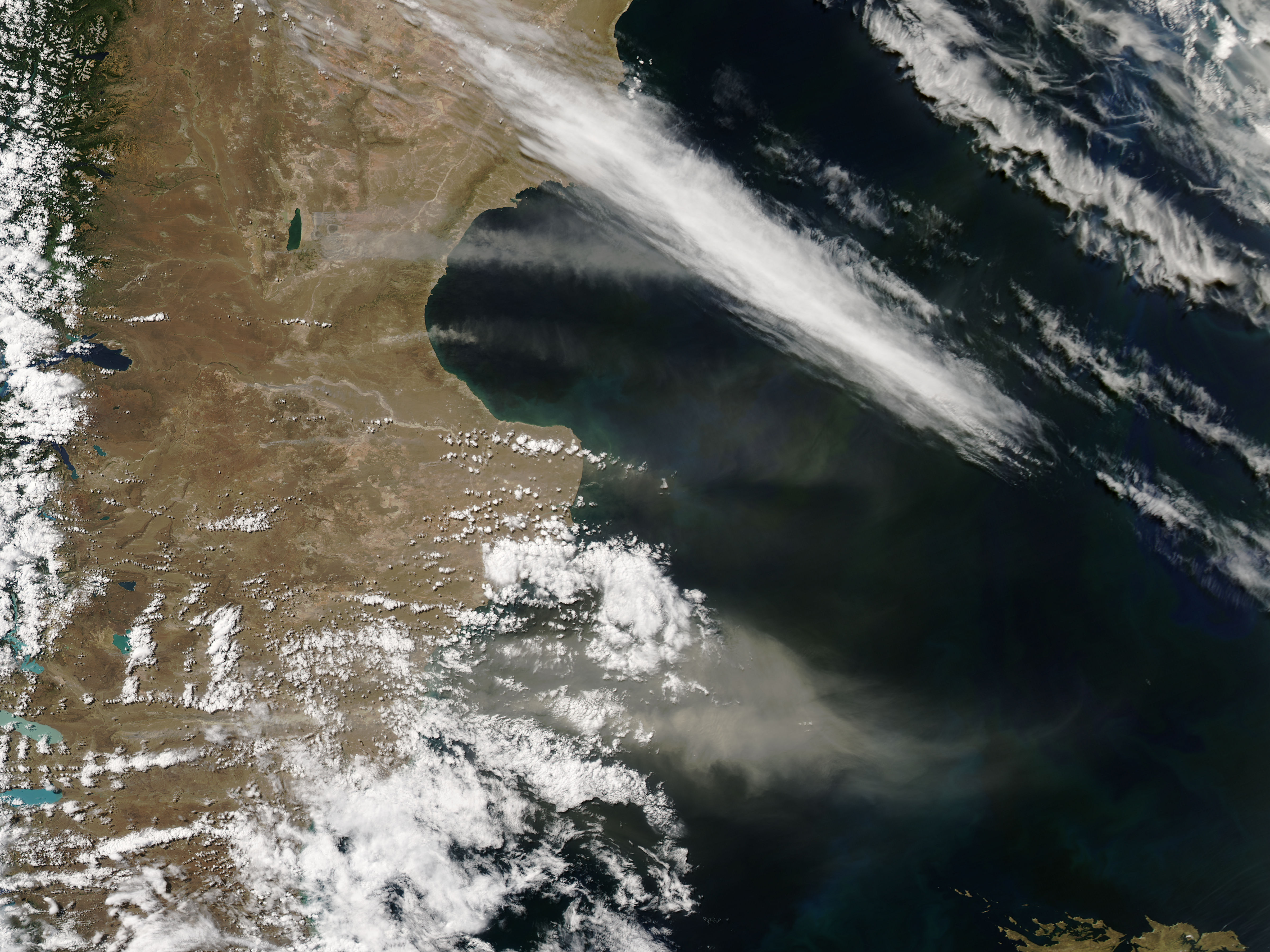 Imagen satelital de polvo sobre Argentina
