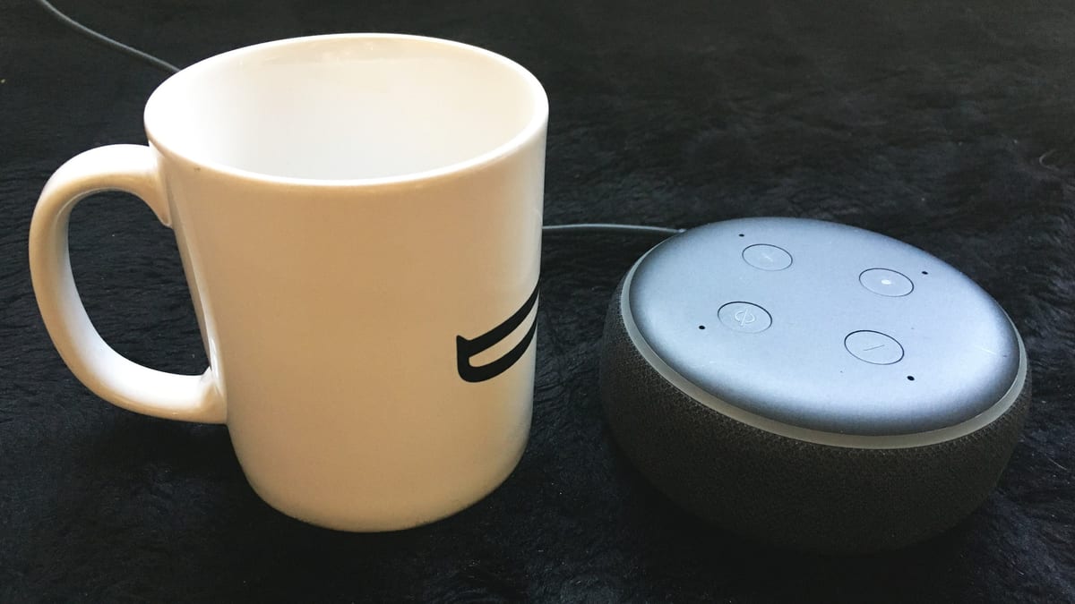 Dispositivo Amazon Echo Dot fotografiado junto a una taza. Foto de archivo; la función anunciada opera en Alexa for Shopping.