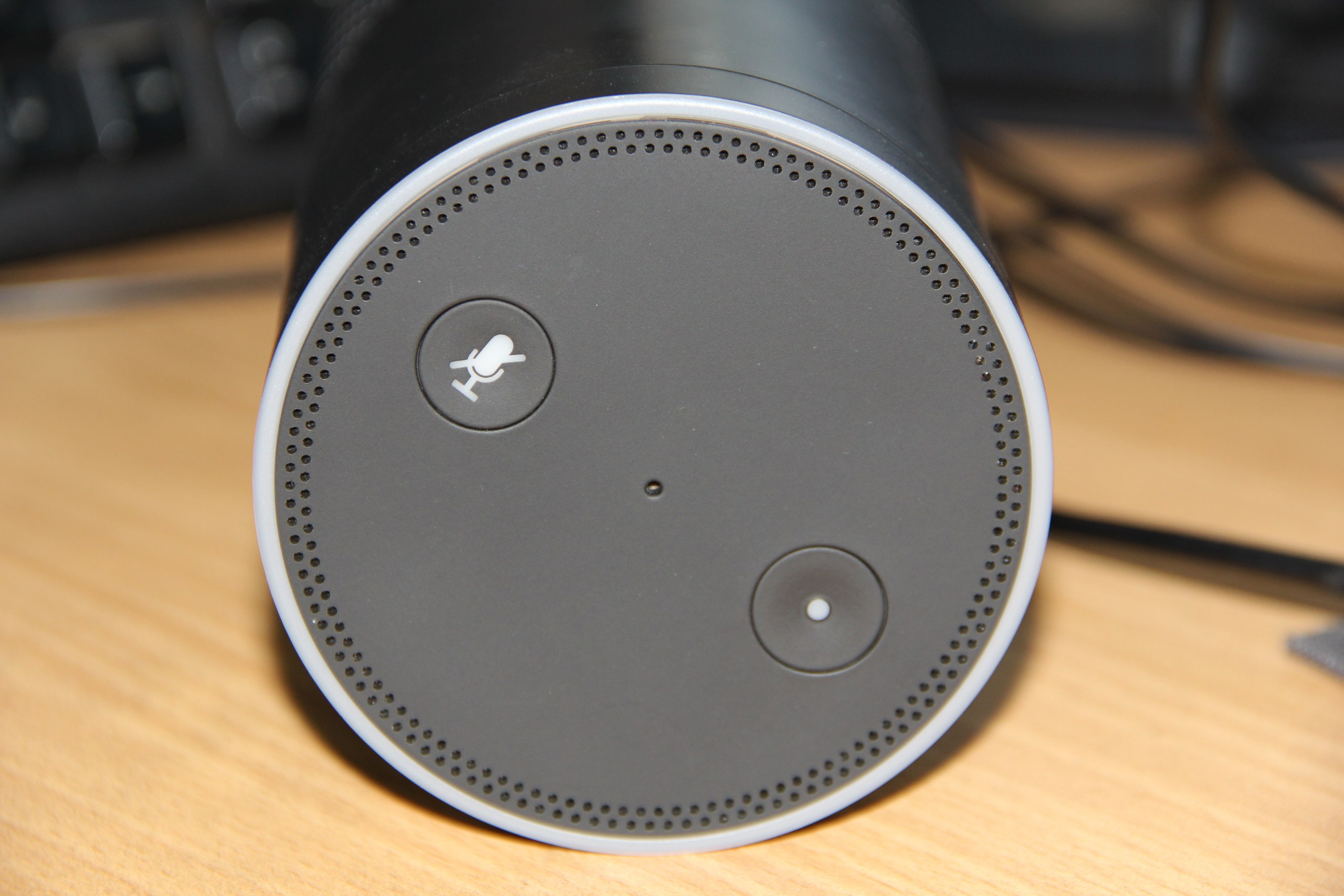 Amazon Echo Plus. Foto de archivo de un dispositivo con Alexa, no una demostración de la verificación de mensajes.