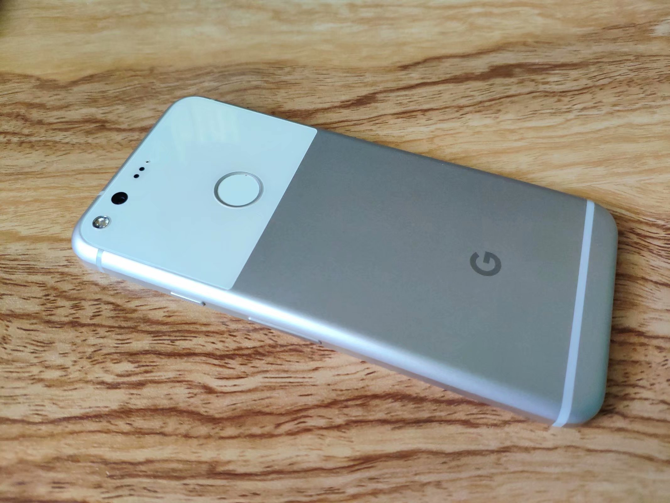 Teléfono Google Pixel blanco visto de frente