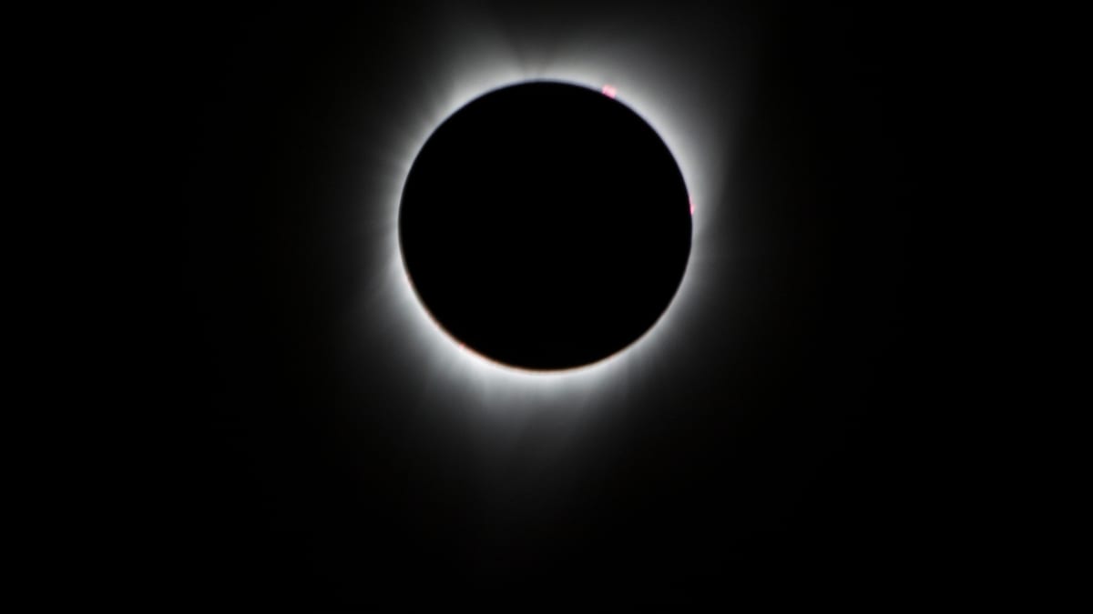 Eclipse solar total fotografiado en 2017 con la corona visible