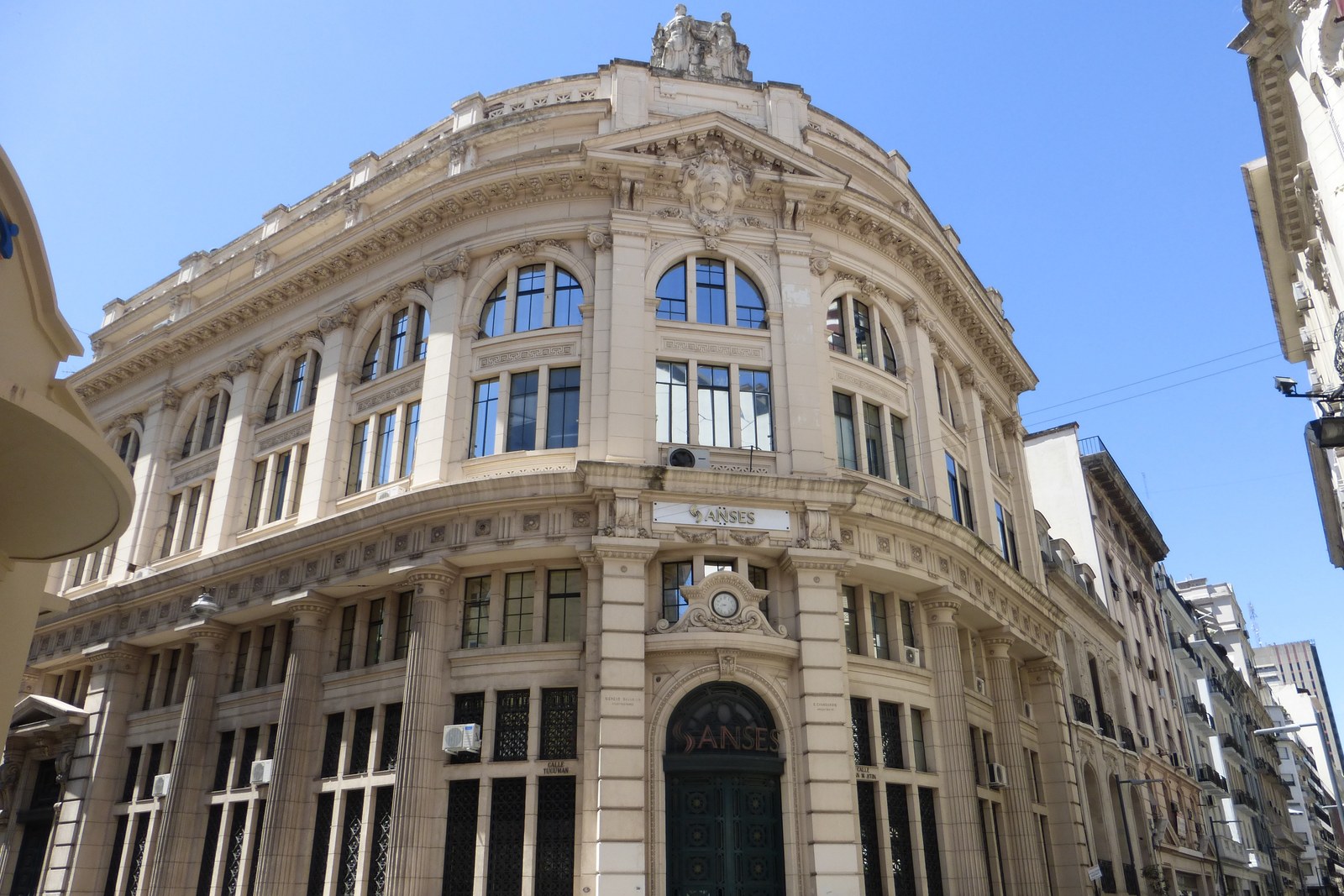 Edificio de ANSES en las calles Tucumán y San Martín