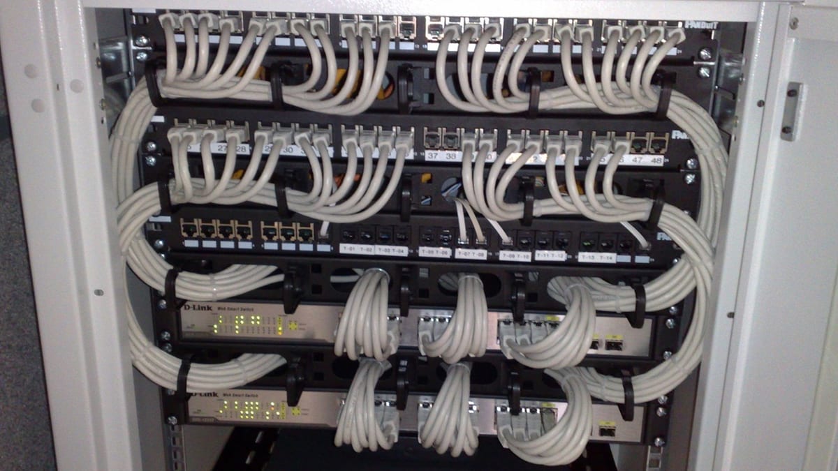 Cables de red conectados a equipos informáticos