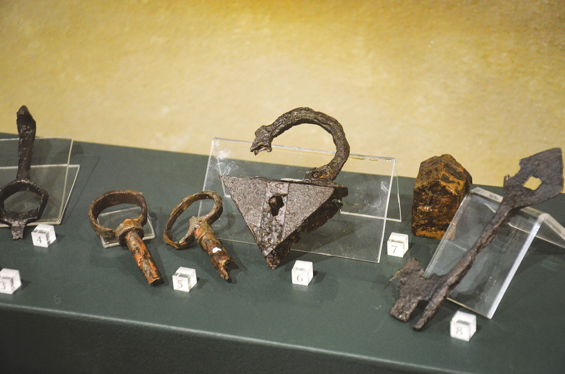 Colección de candados metálicos antiguos