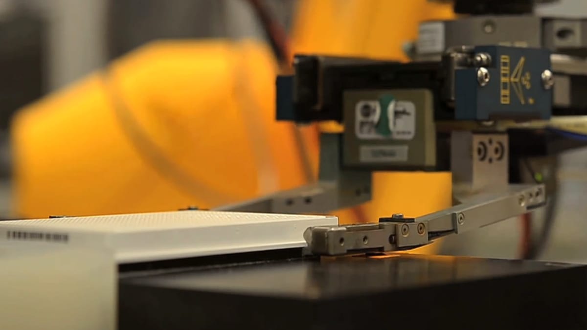Brazo robótico manipulando una placa de laboratorio
