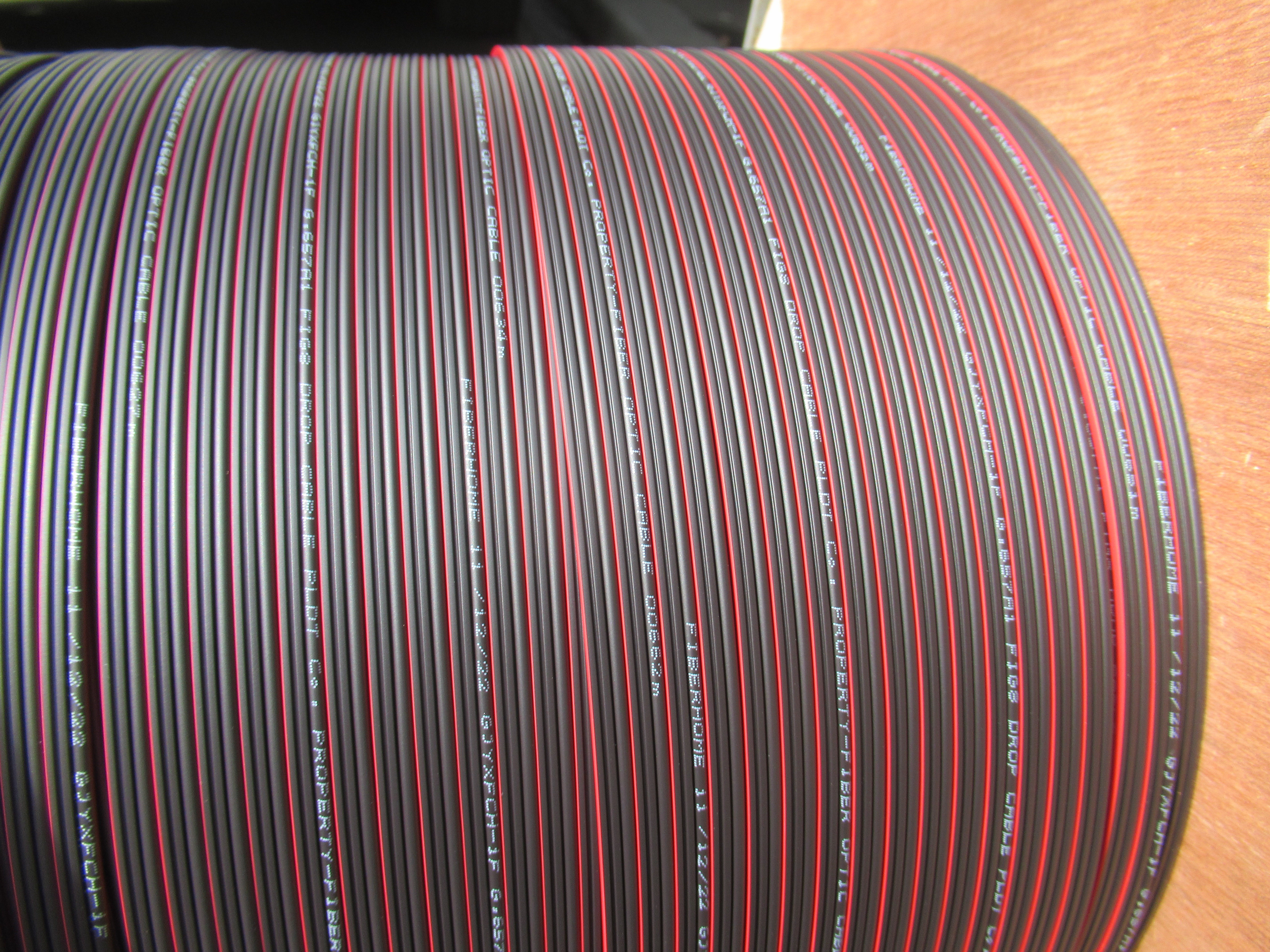 Cables de fibra óptica de distintos colores