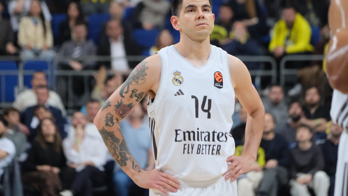 Gabriel Deck durante un partido de básquet con Real Madrid