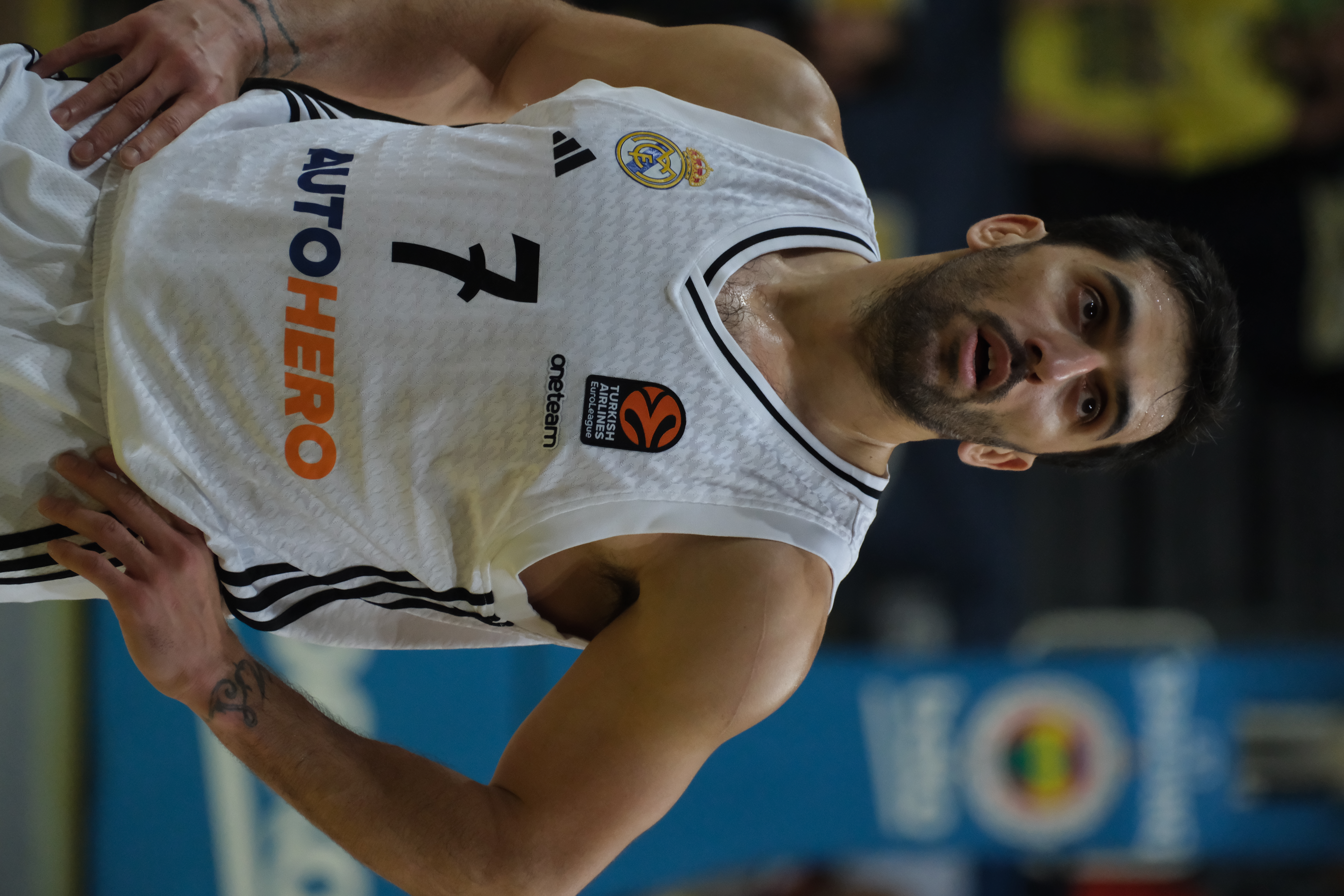 Facundo Campazzo conduce la pelota durante un partido de básquet