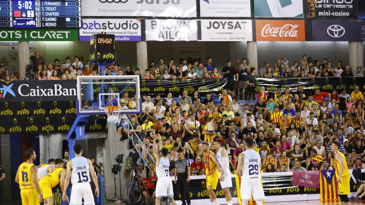 Facundo Campazzo ejecuta un tiro libre con la selección argentina de básquet
