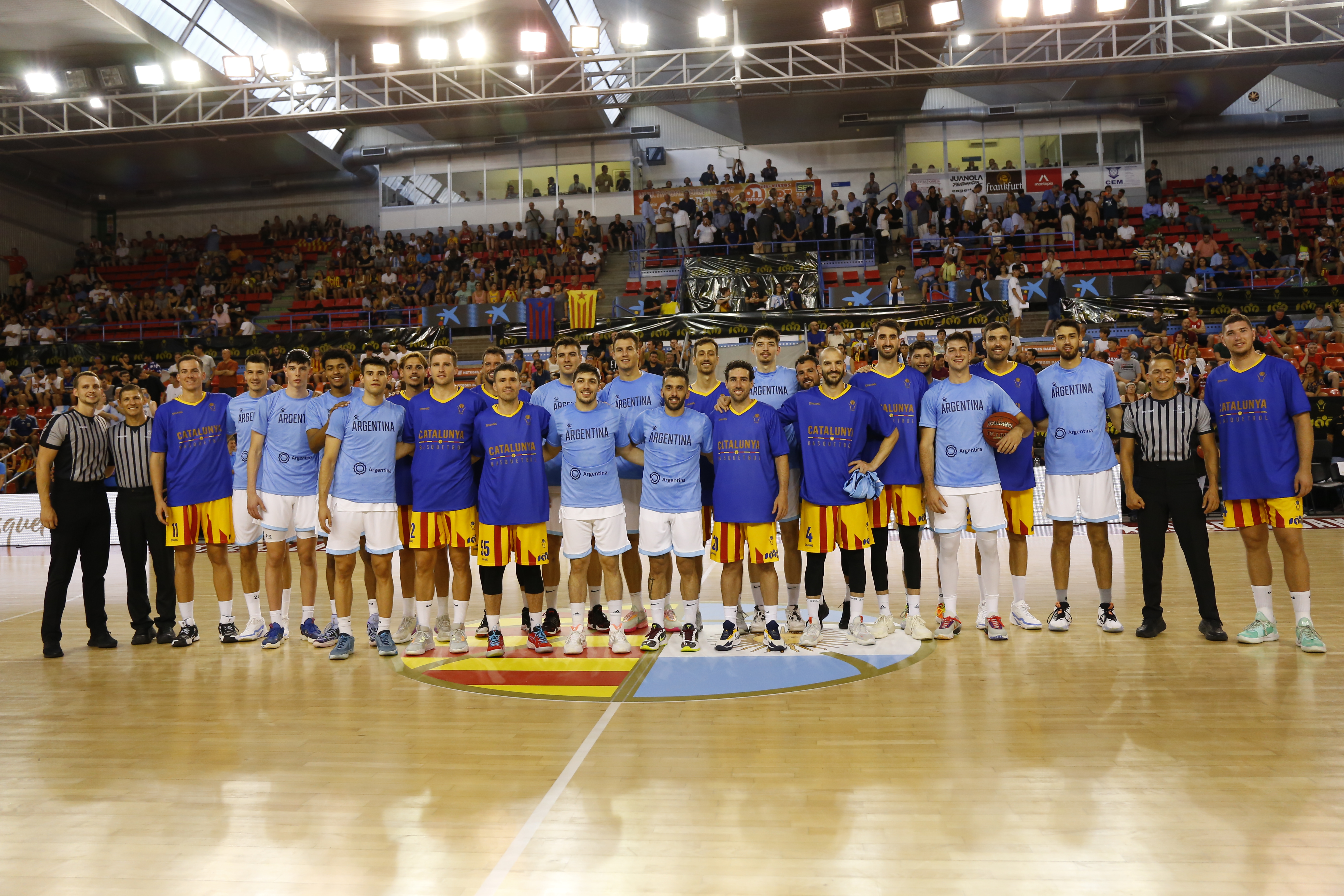 Jugadores de la selección argentina de básquet durante un partido