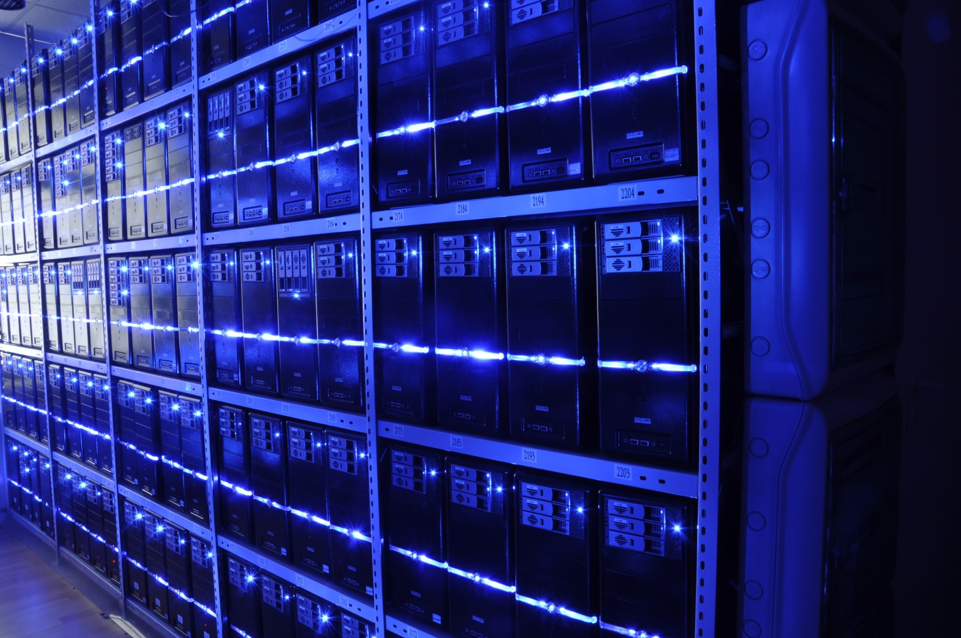 Centro de datos con filas de servidores donde se ejecutan sistemas de inteligencia artificial