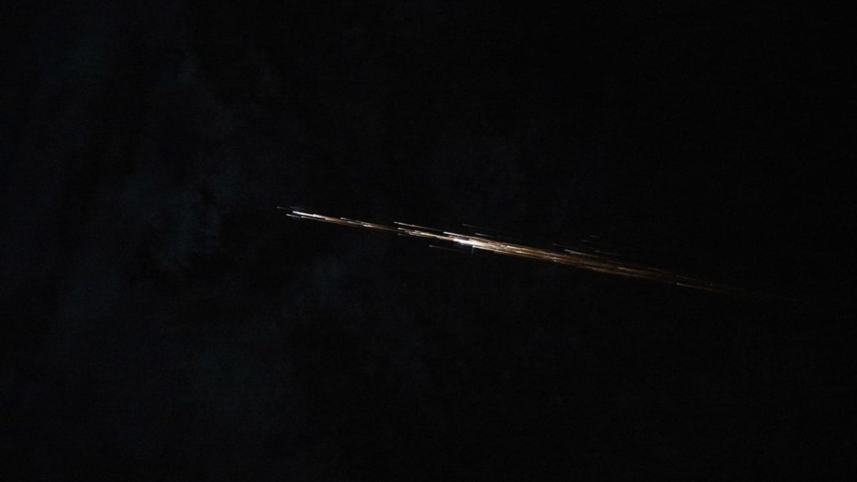 Fragmentos luminosos de una bola de fuego vistos desde la Estación Espacial