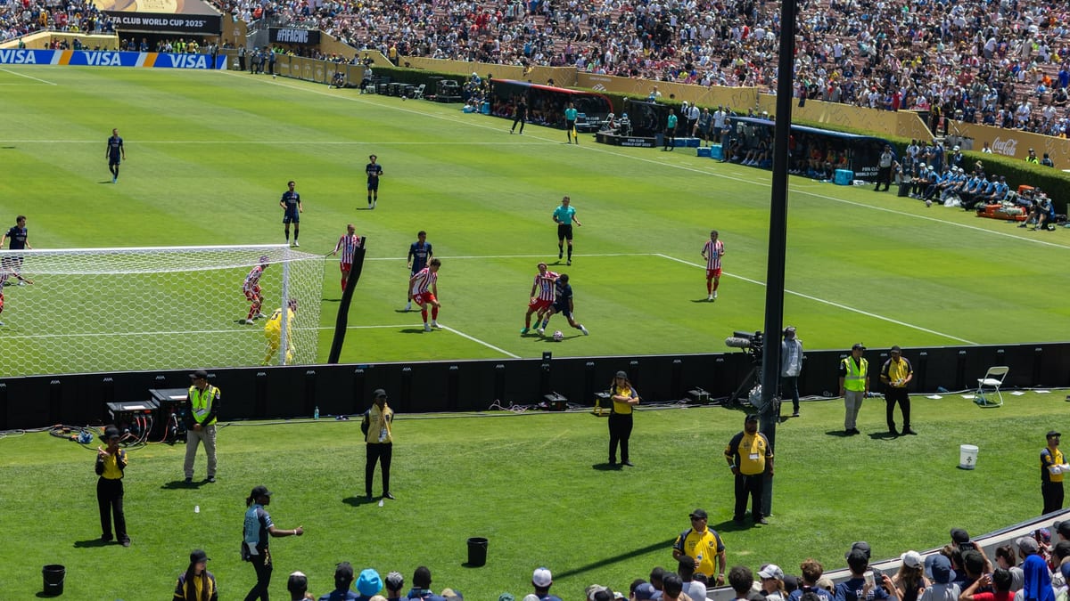 Futbolistas del Atlético de Madrid defienden su área durante un partido internacional
