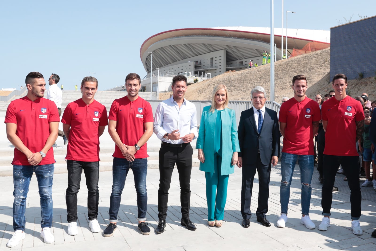 Representantes y jugadores del Atlético de Madrid posan durante un acto del club
