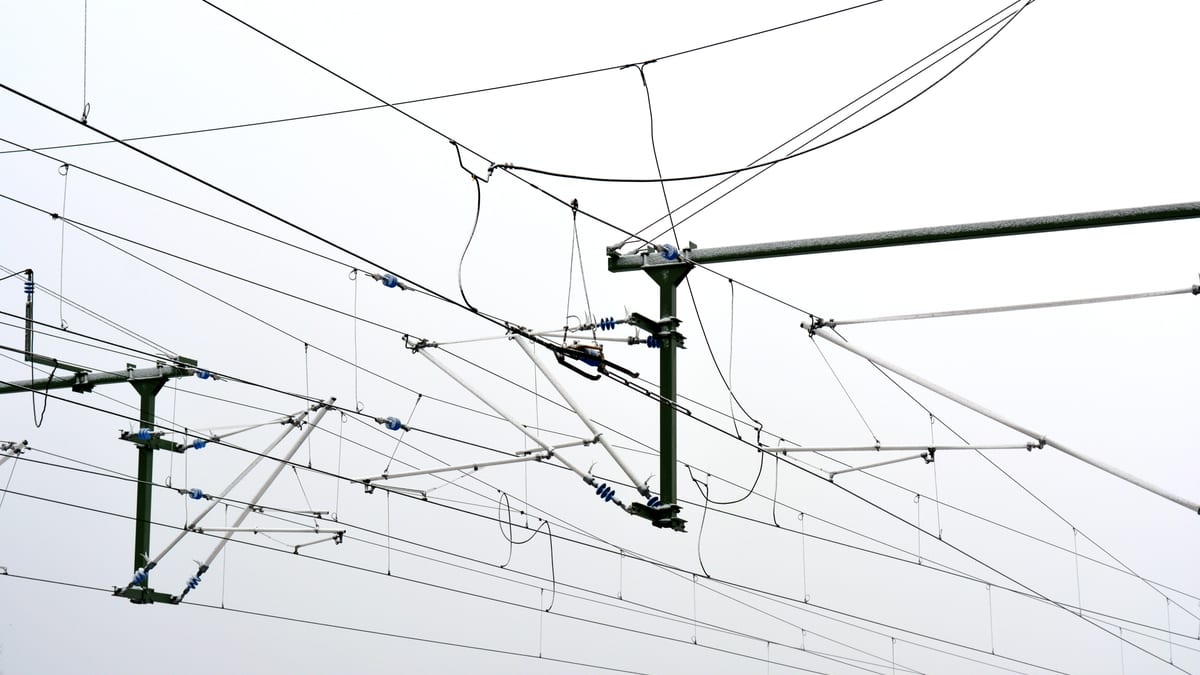 Torre de transmisión de electricidad y cableado