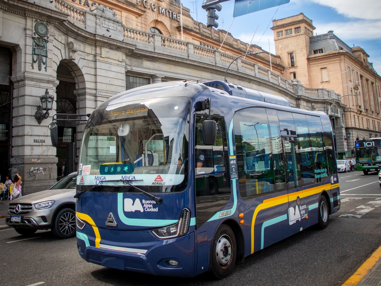 Colectivo eléctrico circulando por Buenos Aires