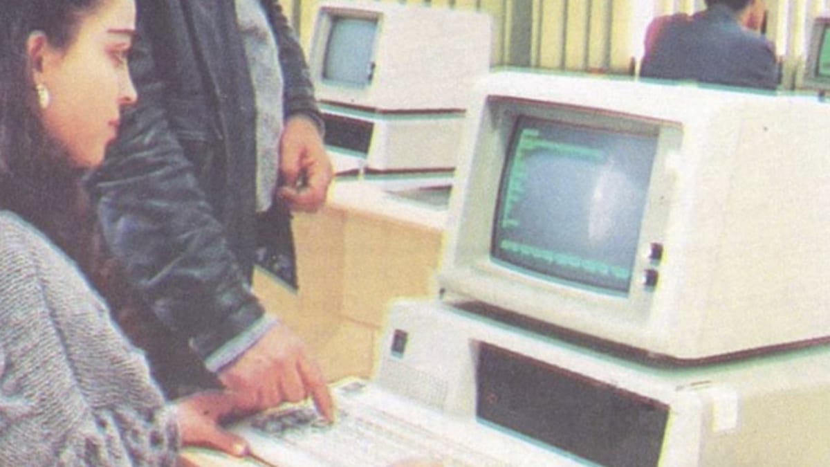 Estudiante utiliza una computadora en un aula