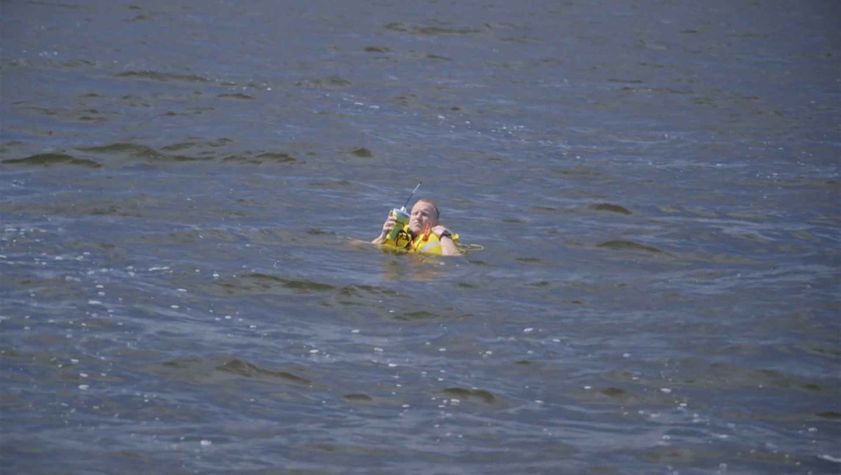 Persona rescatada del agua por un equipo de emergencia