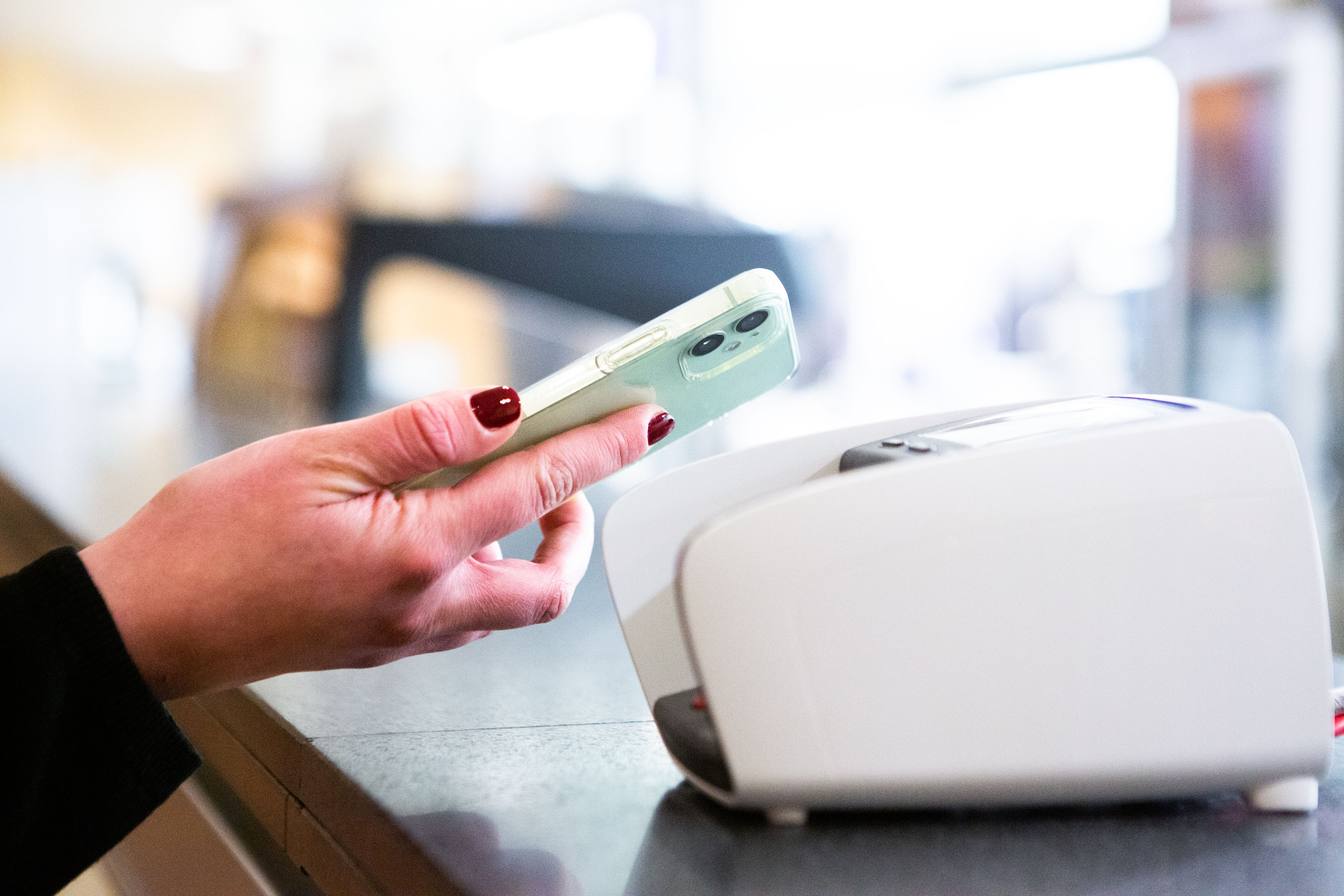Persona realizando un pago digital con un teléfono