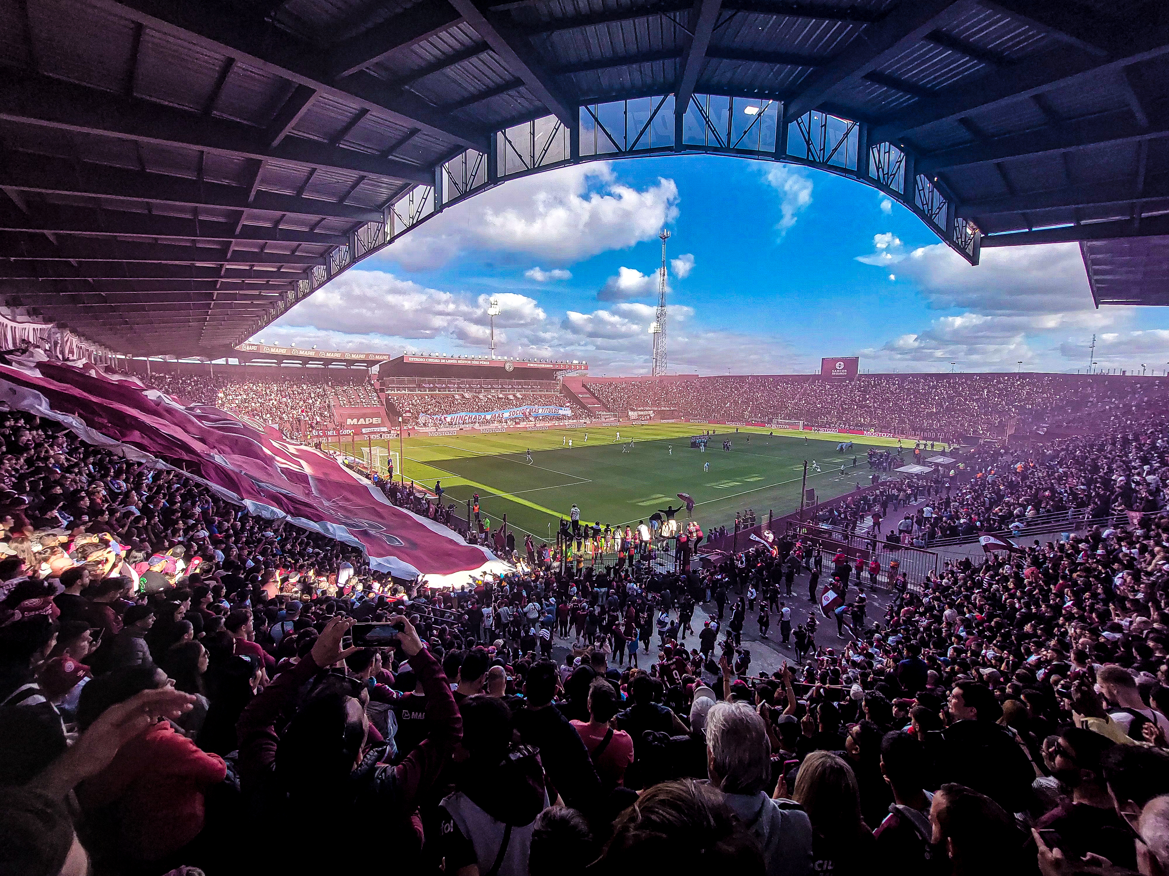 Hinchas de Lanús en una tribuna