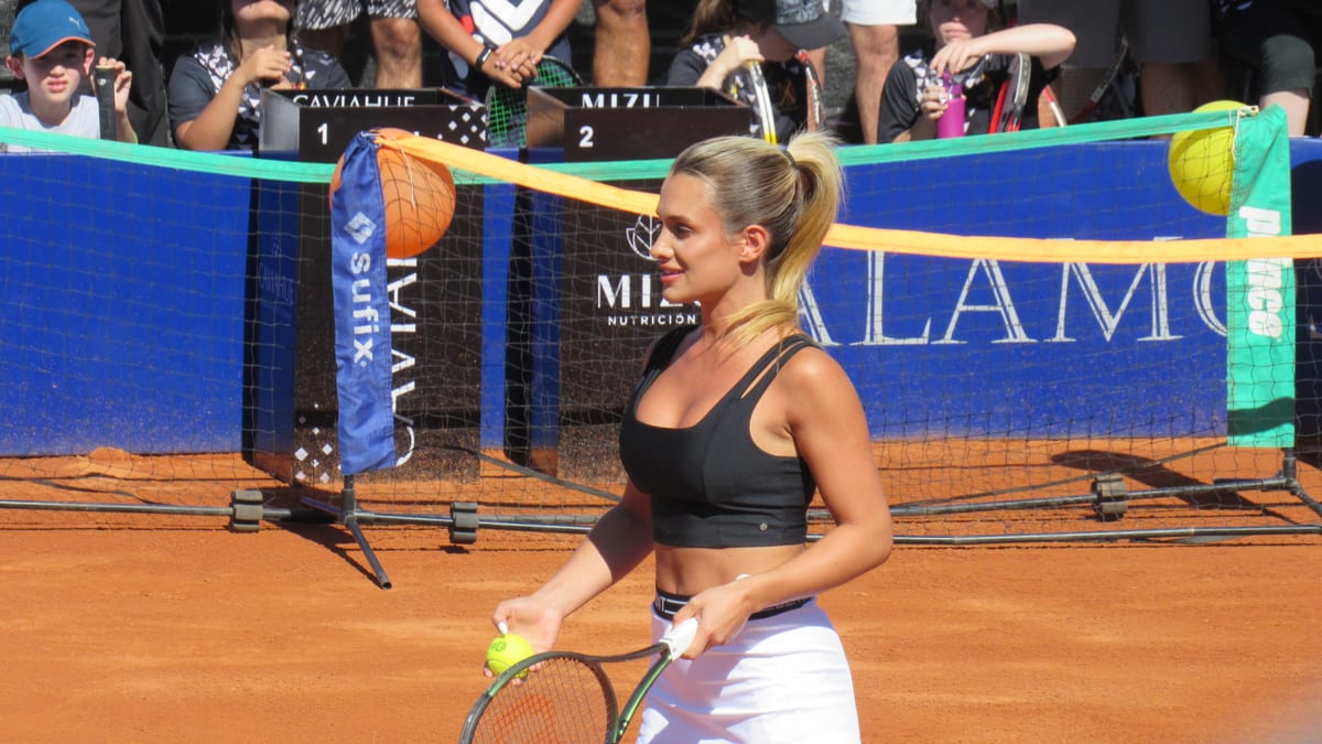 Cami Homs con una raqueta durante una exhibición en el Córdoba Open