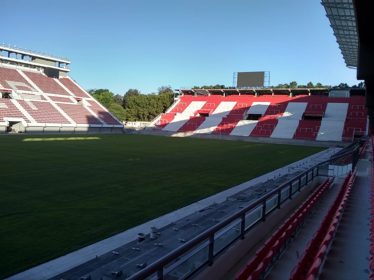 Tribunas rojas y blancas del estadio de Estudiantes de La Plata