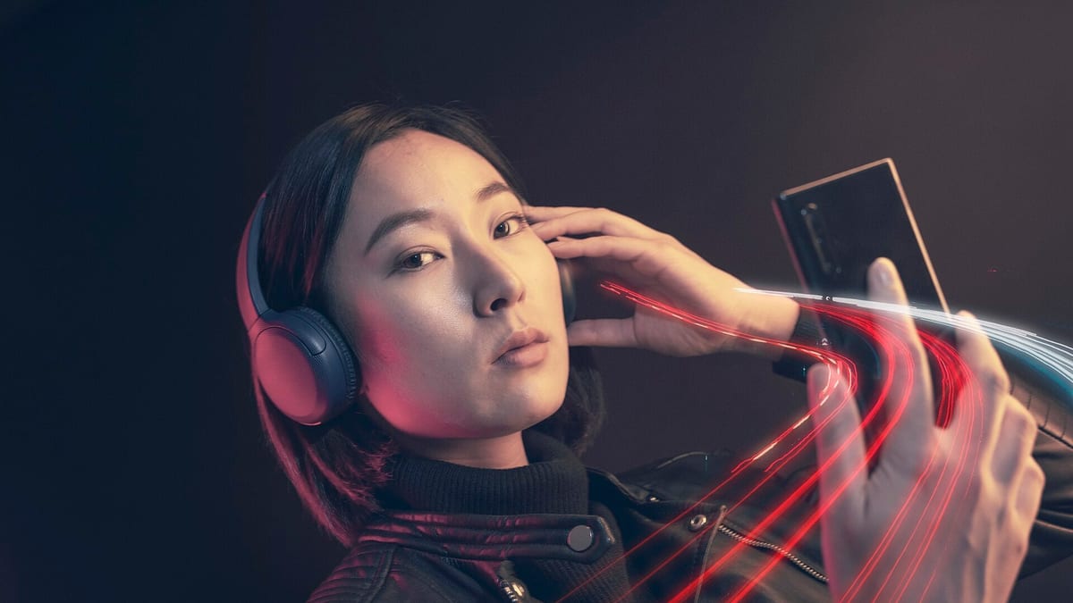 Persona escuchando música con auriculares