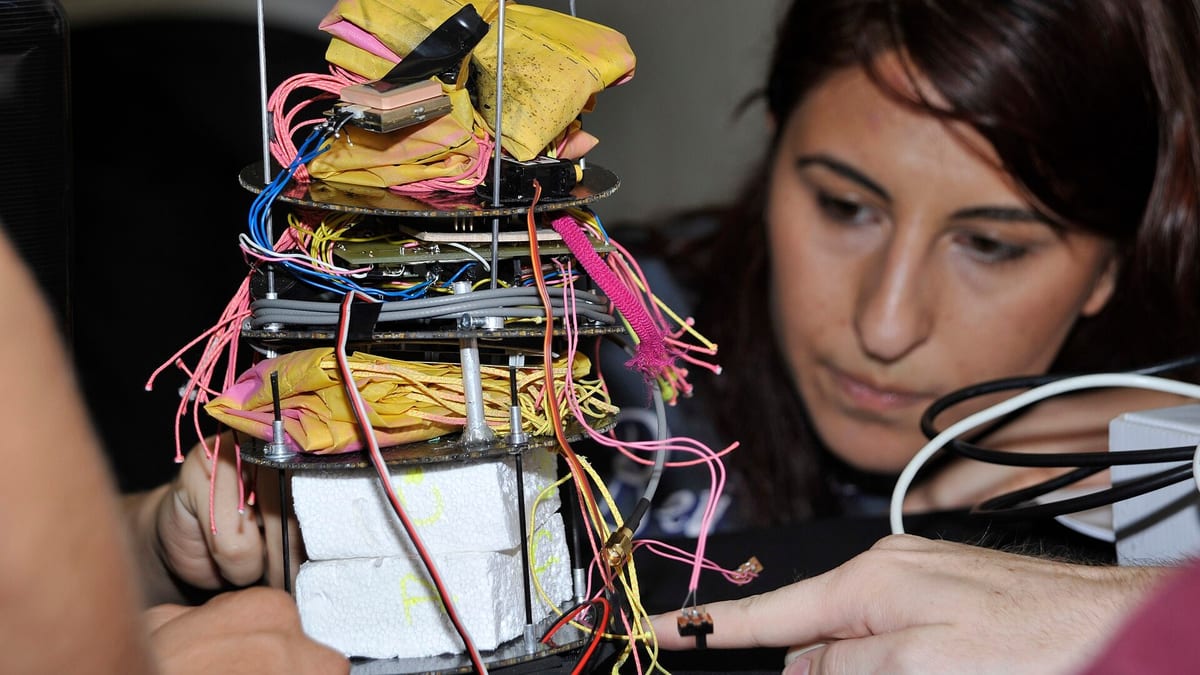 Equipo estudiantil trabajando con un dispositivo CANSAT