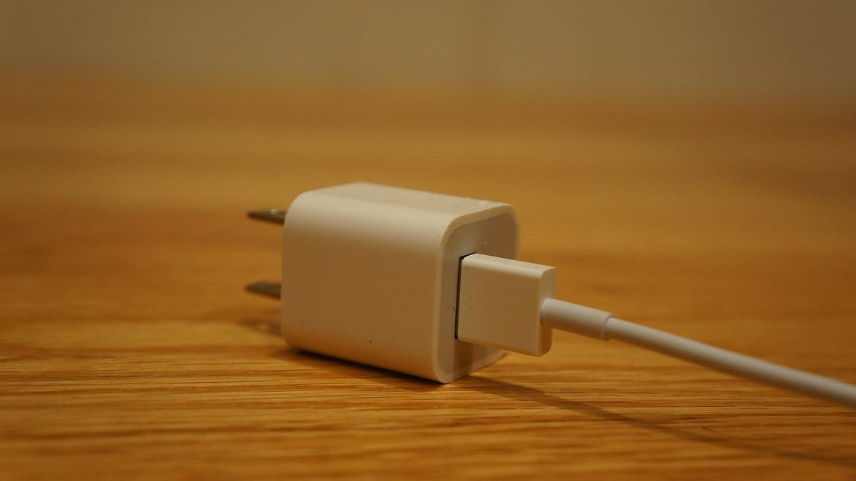 Cargador de teléfono conectado a la electricidad