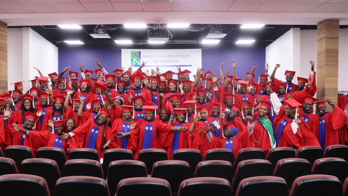 Estudiantes universitarios con toga durante una ceremonia de graduación