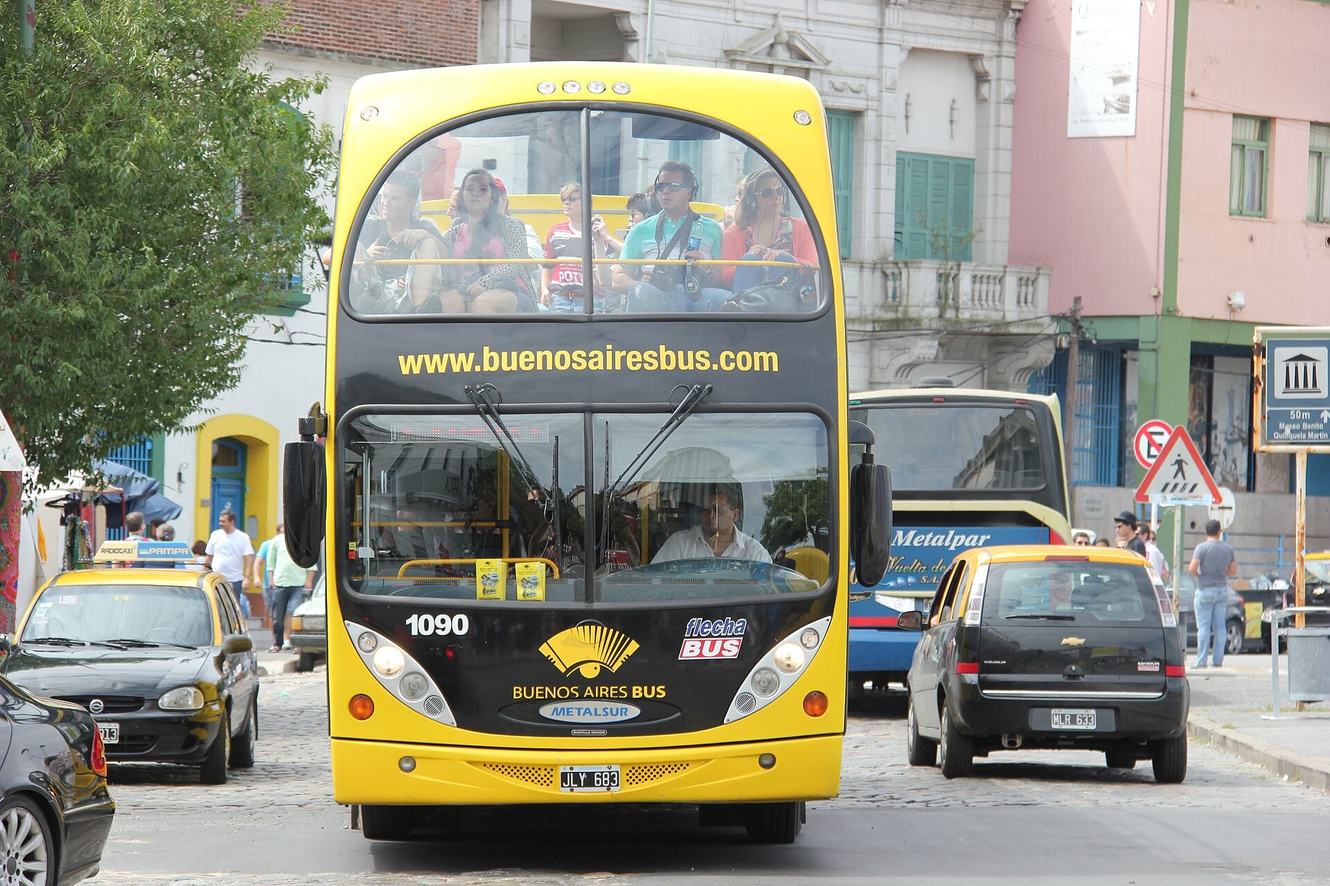 Colectivo histórico circulando por Buenos Aires