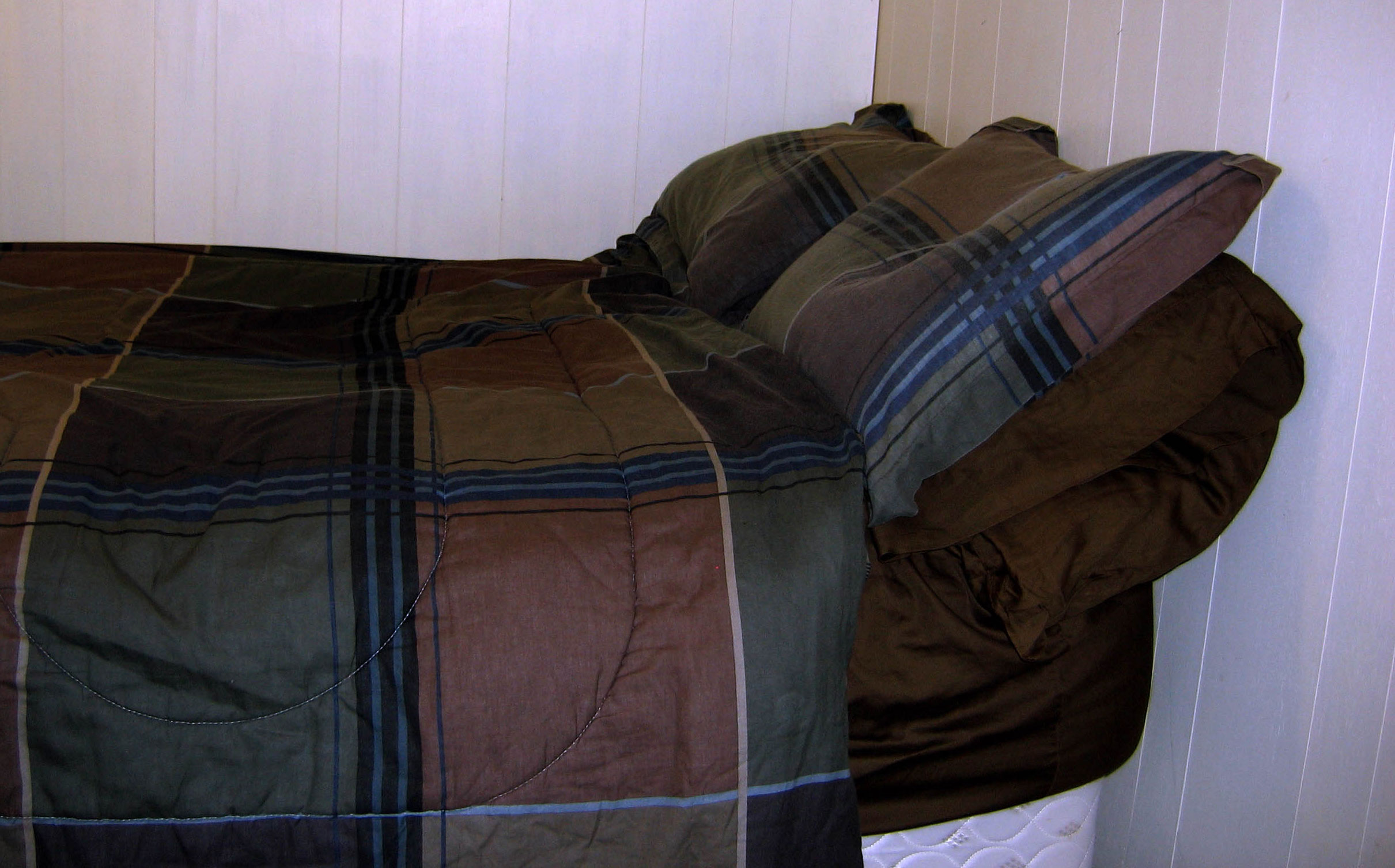 Almohadas limpias apoyadas en la cabecera de una cama