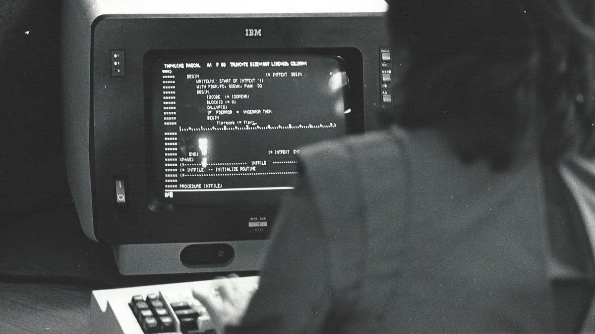 Programador trabajando frente a una terminal de computadora