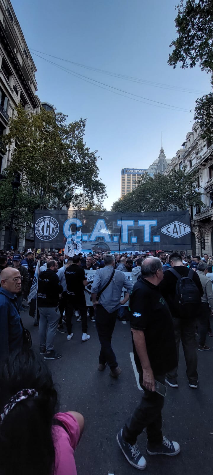 Bandera de una confederación de trabajadores argentina en una marcha