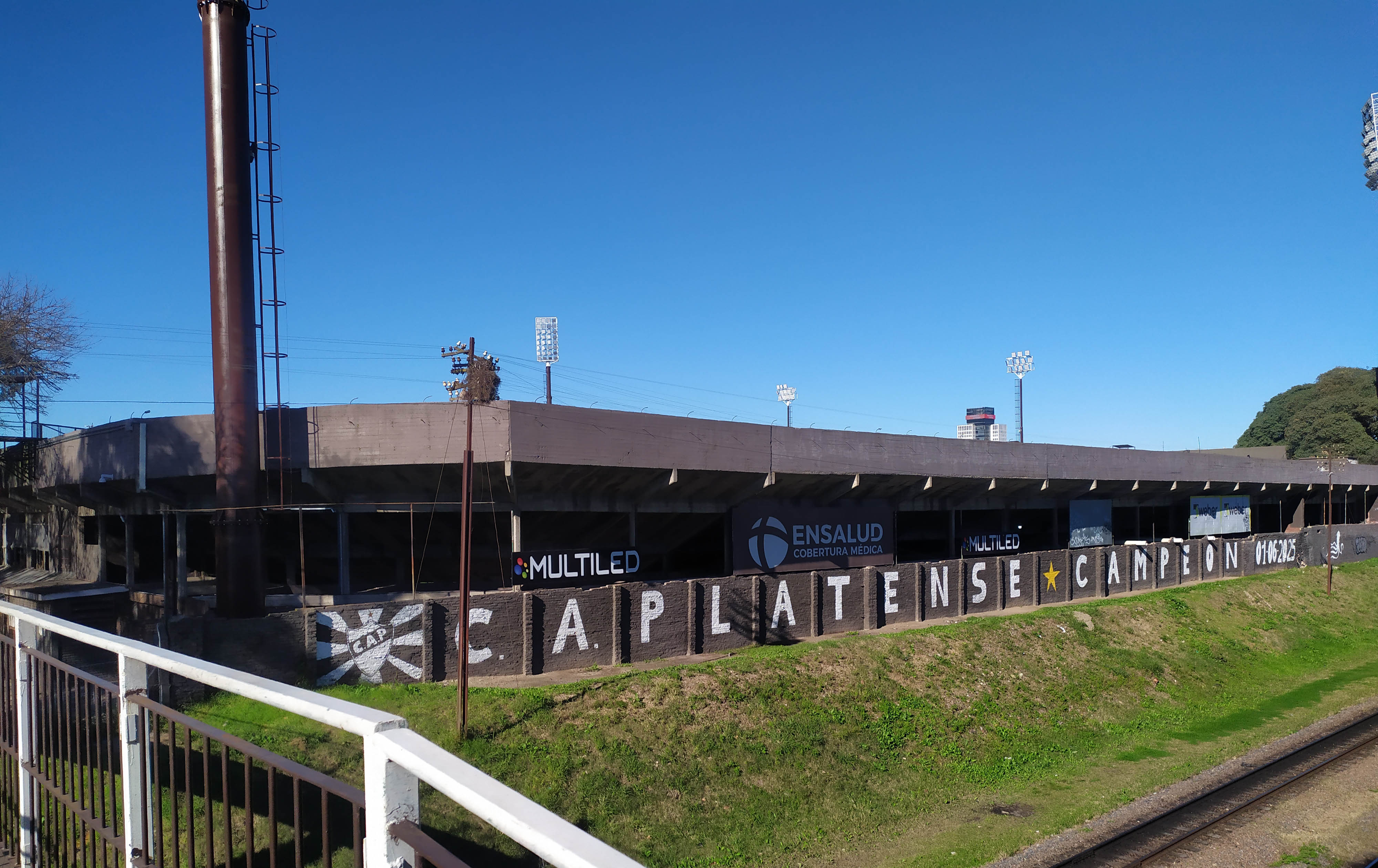 Estadio de Platense visto desde un puente