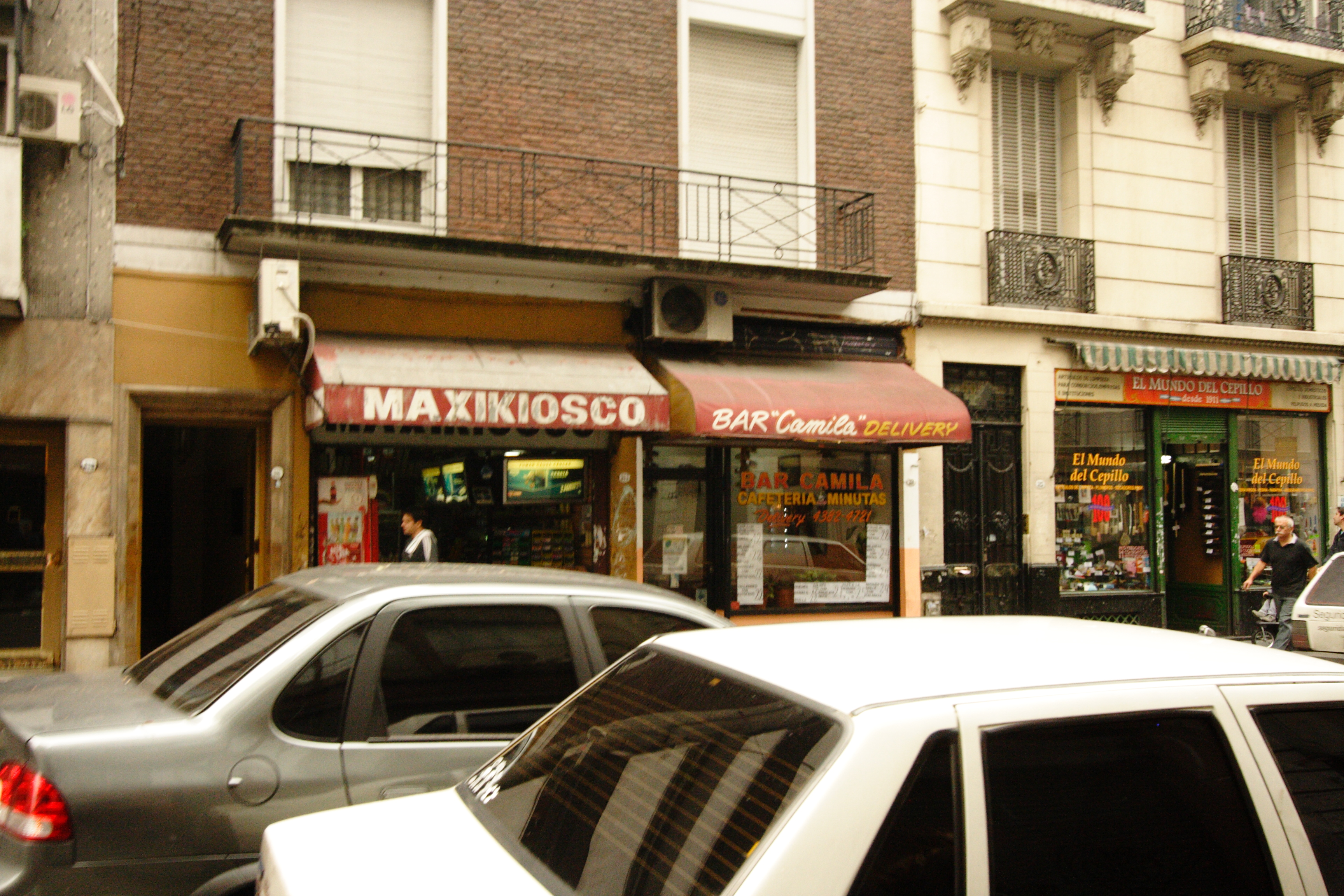 Locales comerciales sobre una calle de Buenos Aires