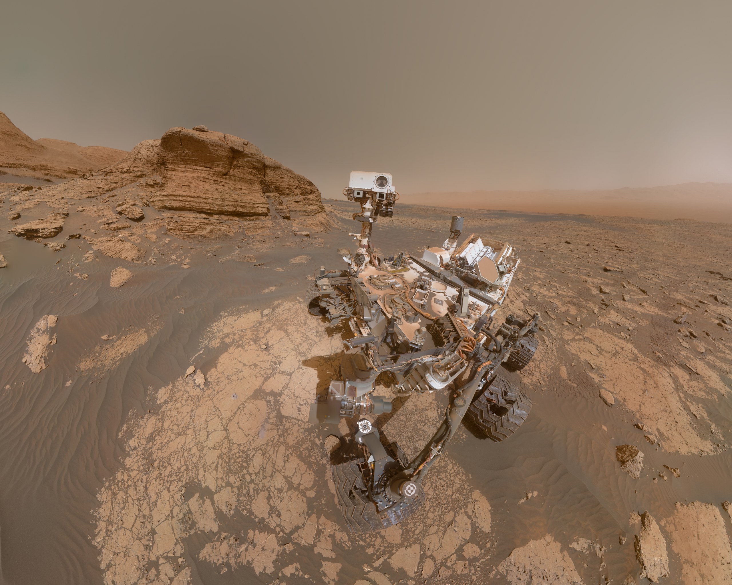 Autorretrato de Curiosity junto a Mont Mercou durante el sol 3.070. Imagen de archivo.