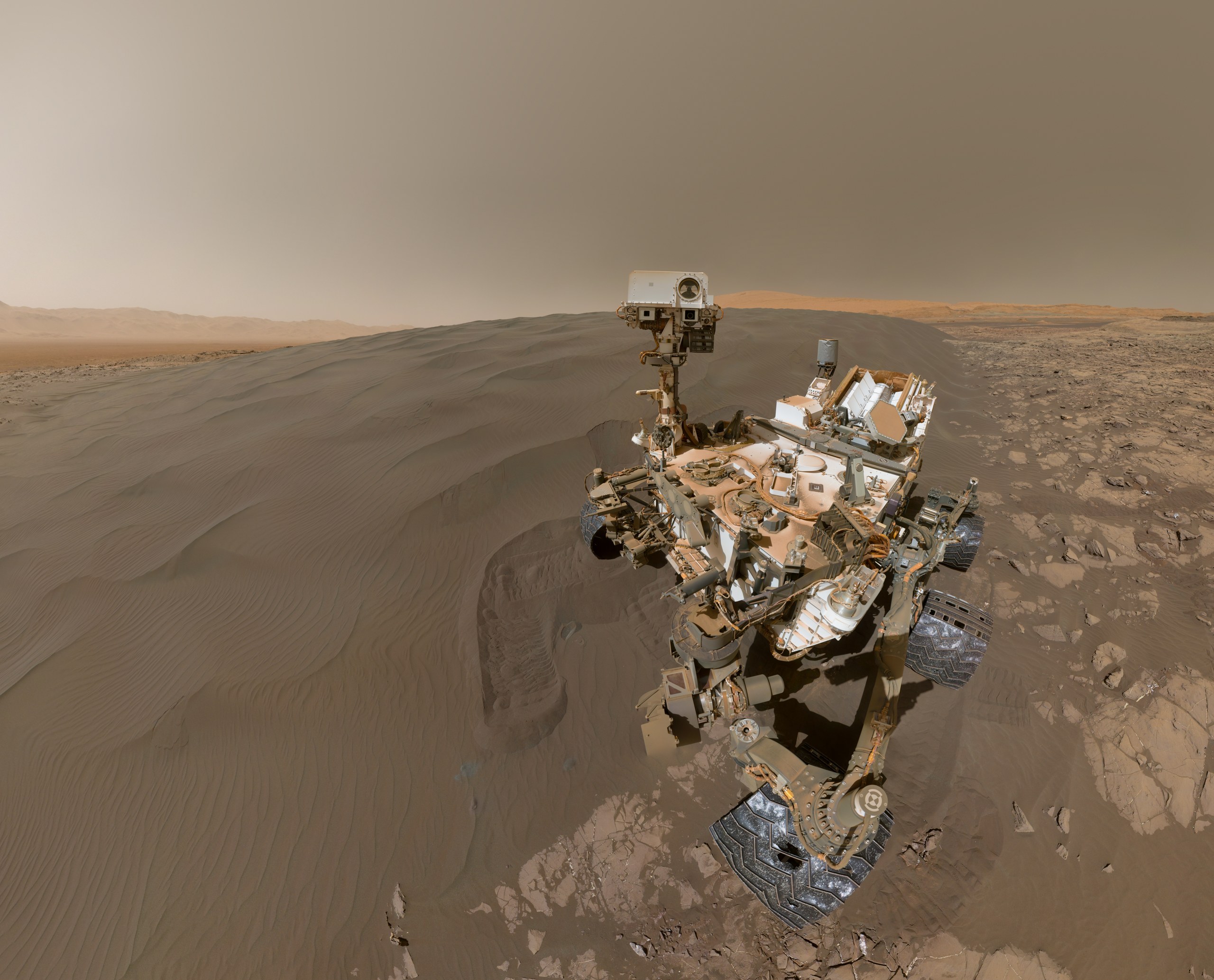 Curiosity junto a la duna Namib durante el sol 1.128. Imagen de archivo.