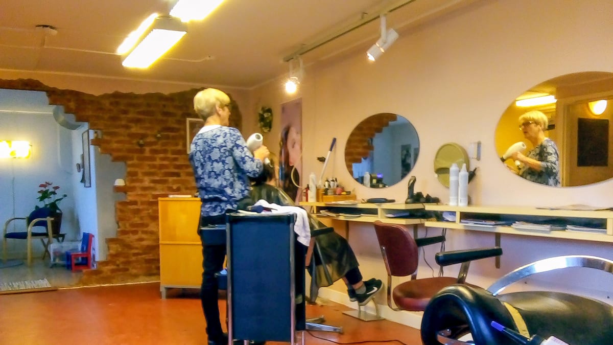Interior de una peluquería con sillones y espejos