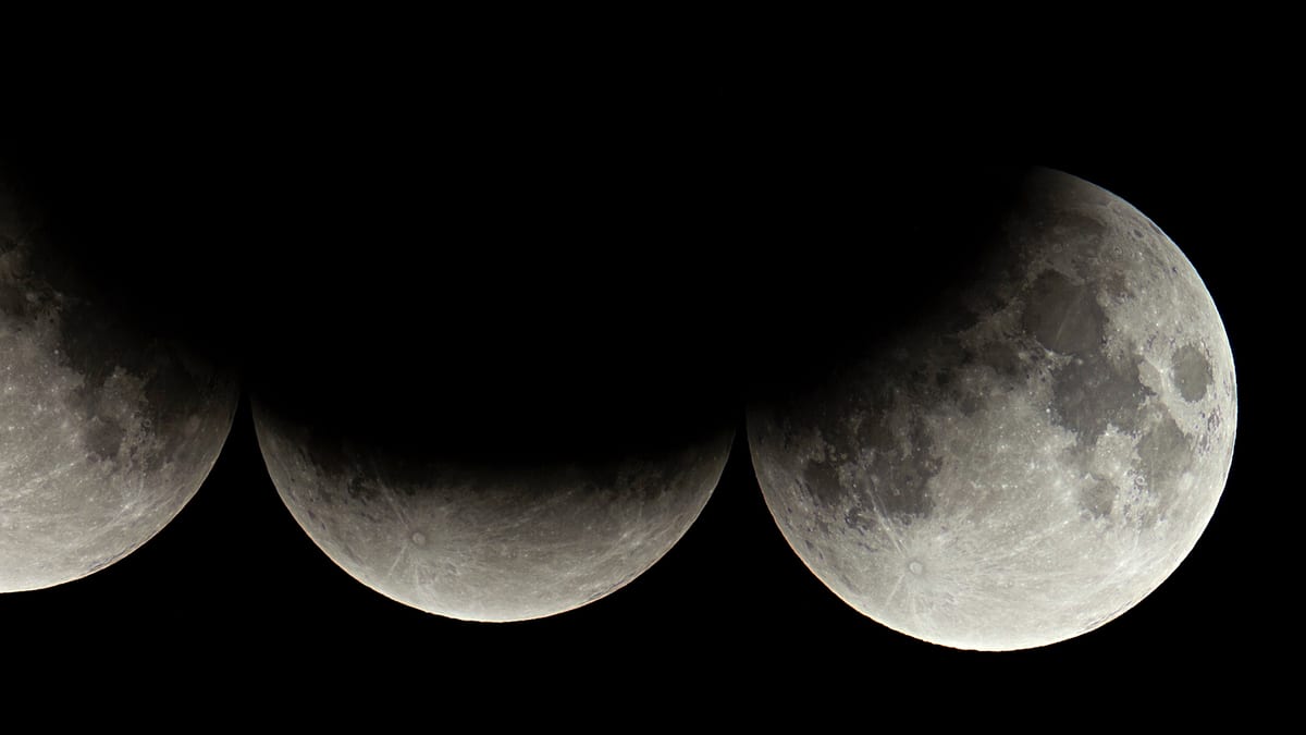 Eclipse lunar parcial real con una parte de la Luna oscurecida