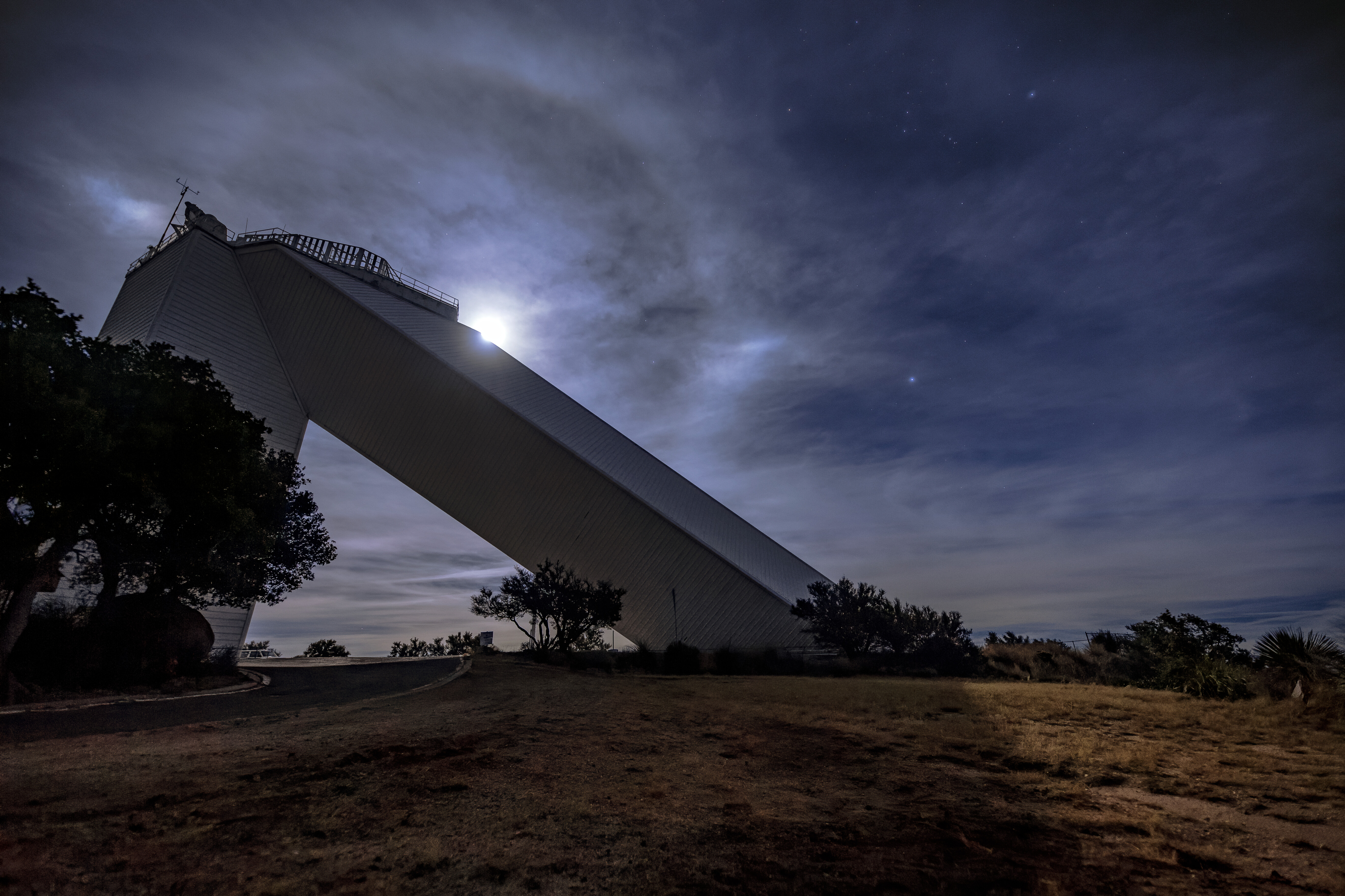 La Luna sobre un observatorio astronómico