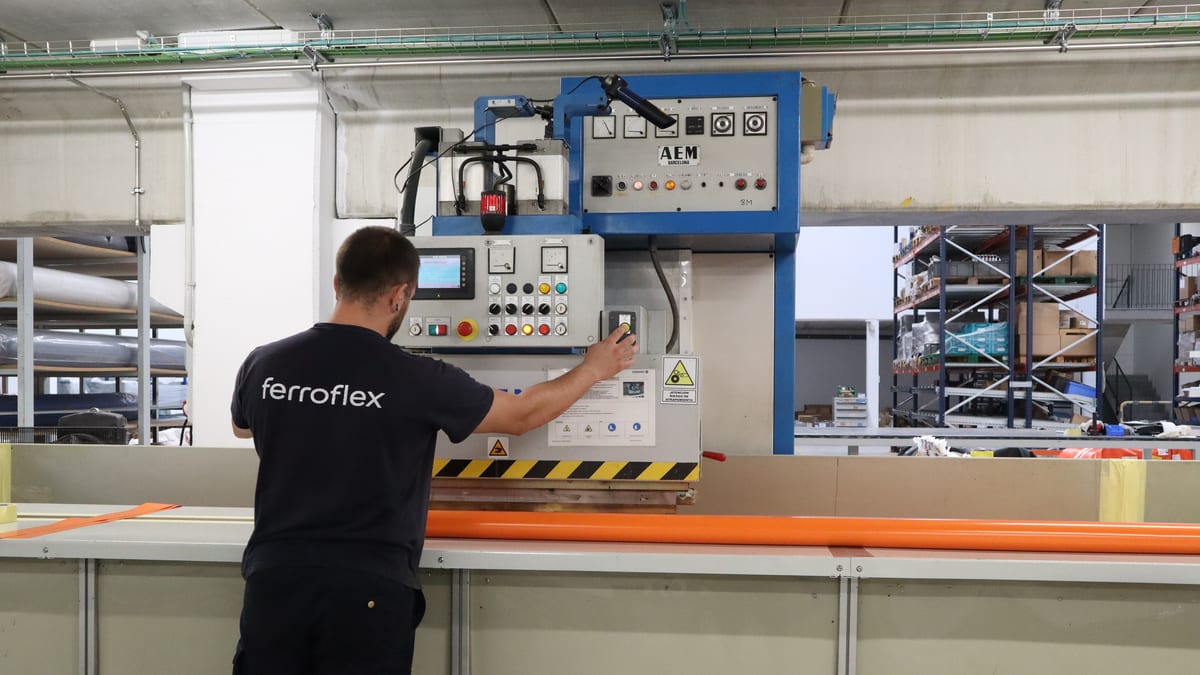Empleado trabajando en una fábrica de puertas industriales