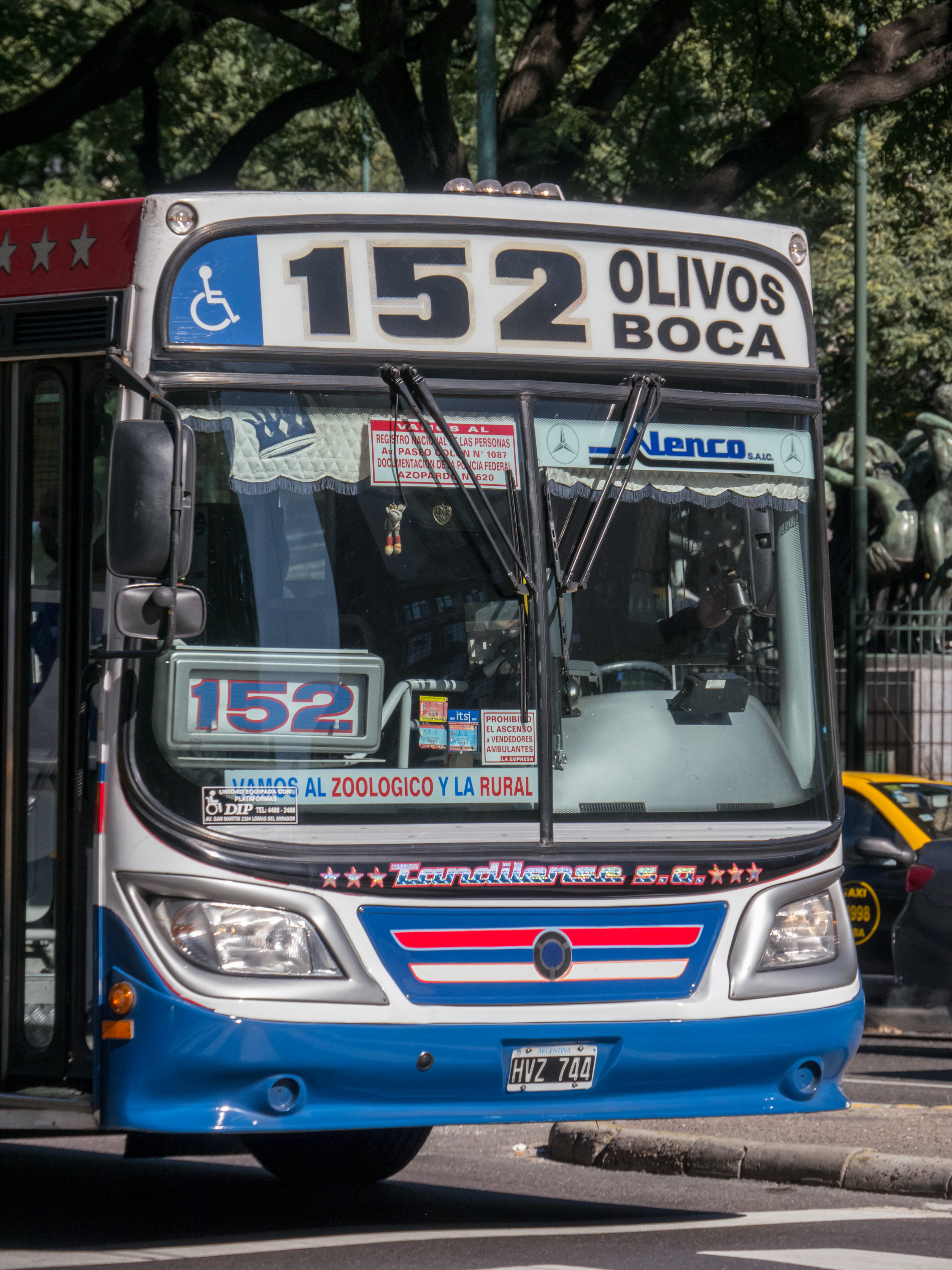 Colectivo circulando por una avenida de Buenos Aires