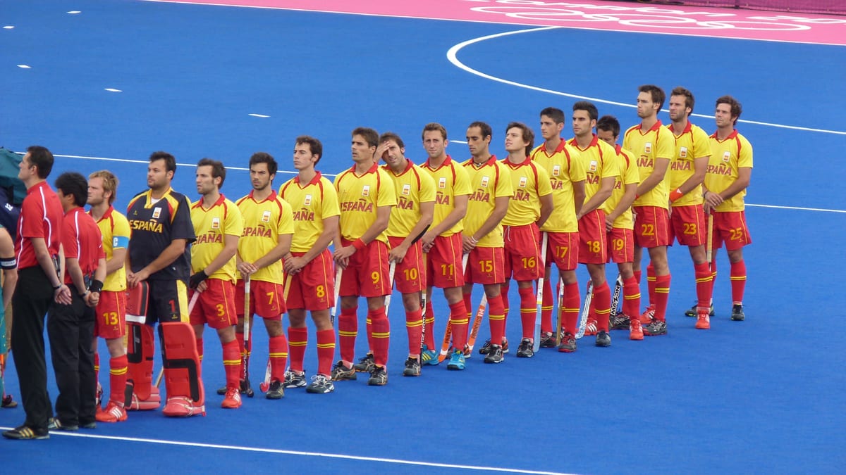 Selección masculina de España formada antes de un partido de hockey