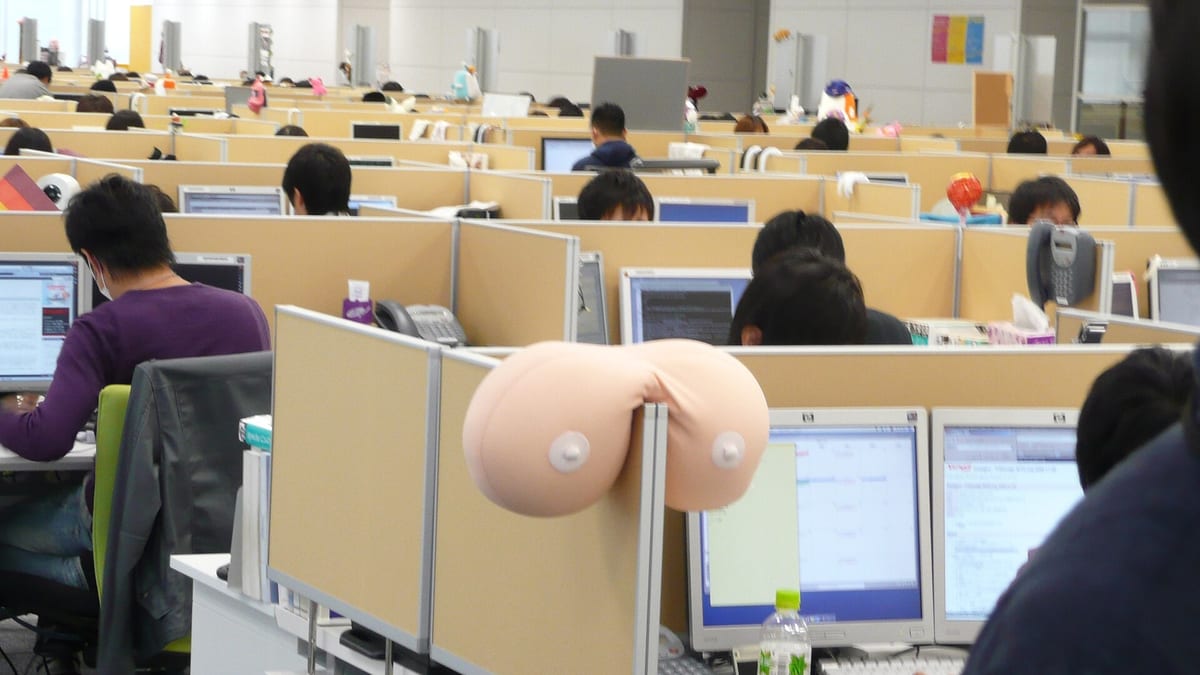 Persona trabajando sentada frente a un escritorio